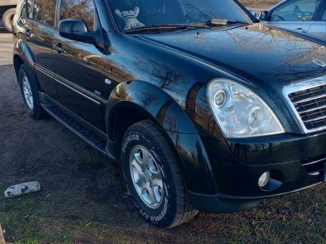 Чорний Cанг Йонг Rexton, об'ємом двигуна 2.7 л та пробігом 255 тис. км за 10500 $, фото 2 на Automoto.ua