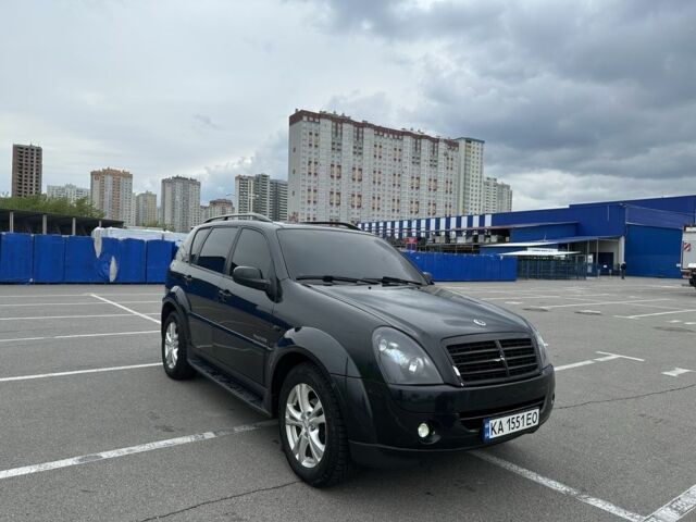 Черный Cанг Йонг Рекстон, объемом двигателя 2.7 л и пробегом 247 тыс. км за 10000 $, фото 1 на Automoto.ua