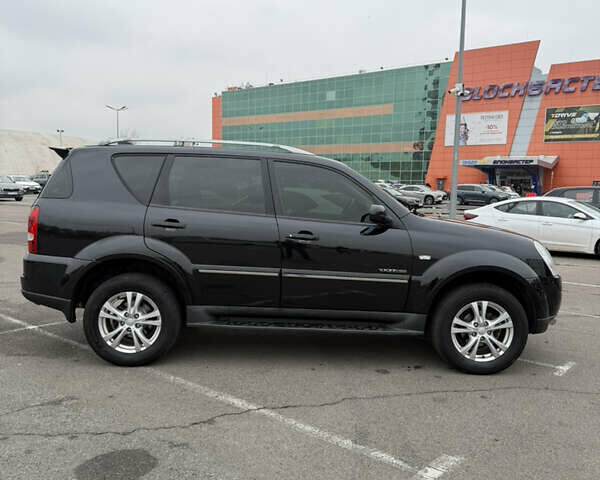 Черный Cанг Йонг Рекстон, объемом двигателя 2.7 л и пробегом 219 тыс. км за 10800 $, фото 5 на Automoto.ua