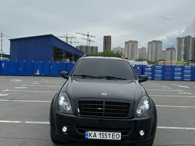 Черный Cанг Йонг Рекстон, объемом двигателя 2.7 л и пробегом 247 тыс. км за 10000 $, фото 2 на Automoto.ua