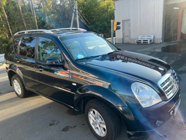 Черный Cанг Йонг Рекстон, объемом двигателя 2.7 л и пробегом 253 тыс. км за 7809 $, фото 3 на Automoto.ua