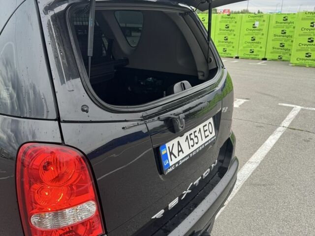 Черный Cанг Йонг Рекстон, объемом двигателя 2.7 л и пробегом 247 тыс. км за 10000 $, фото 14 на Automoto.ua