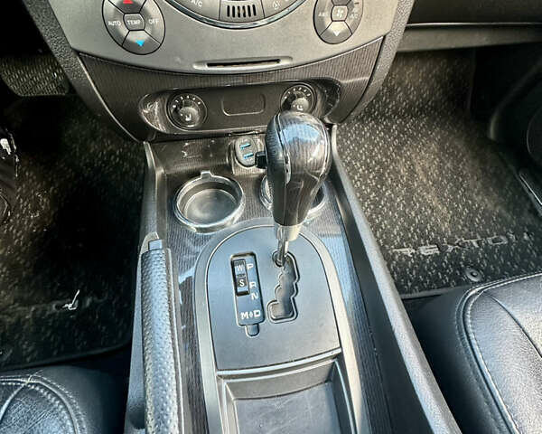 Черный Cанг Йонг Рекстон, объемом двигателя 2.7 л и пробегом 226 тыс. км за 8900 $, фото 19 на Automoto.ua