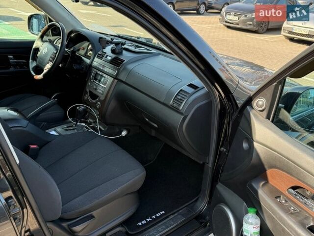 Чорний Cанг Йонг Rexton, об'ємом двигуна 2.7 л та пробігом 166 тис. км за 10500 $, фото 6 на Automoto.ua