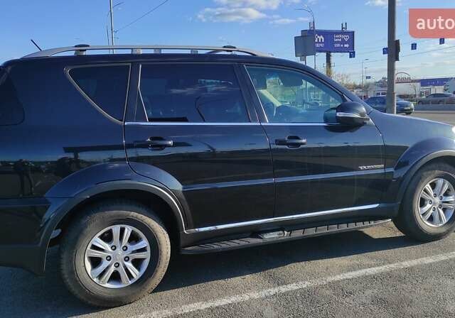 Черный Cанг Йонг Рекстон, объемом двигателя 2 л и пробегом 158 тыс. км за 13800 $, фото 3 на Automoto.ua