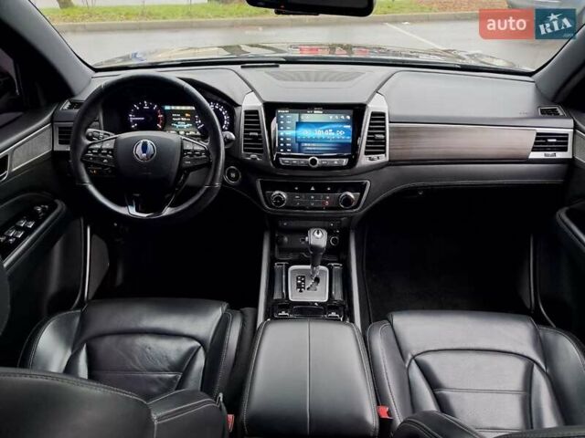 Чорний Cанг Йонг Rexton, об'ємом двигуна 2.16 л та пробігом 132 тис. км за 19700 $, фото 27 на Automoto.ua