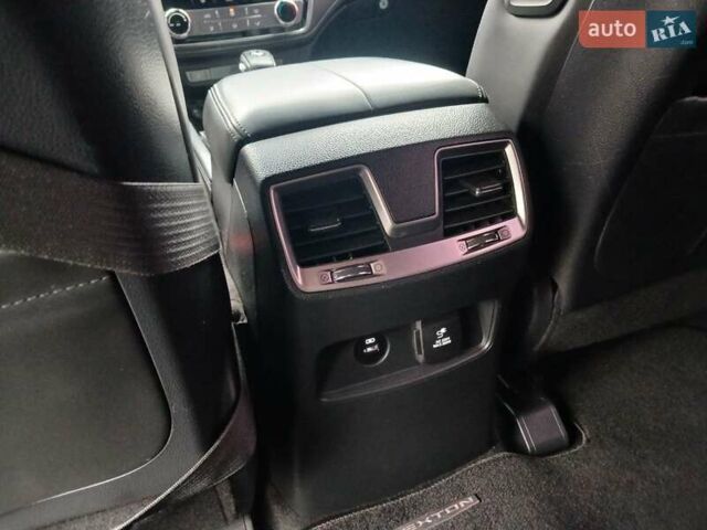 Чорний Cанг Йонг Rexton, об'ємом двигуна 2.16 л та пробігом 132 тис. км за 19700 $, фото 12 на Automoto.ua