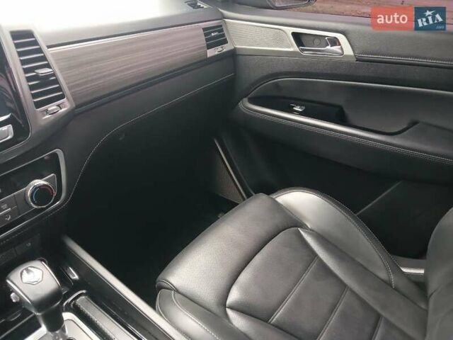 Чорний Cанг Йонг Rexton, об'ємом двигуна 2.16 л та пробігом 132 тис. км за 19700 $, фото 28 на Automoto.ua