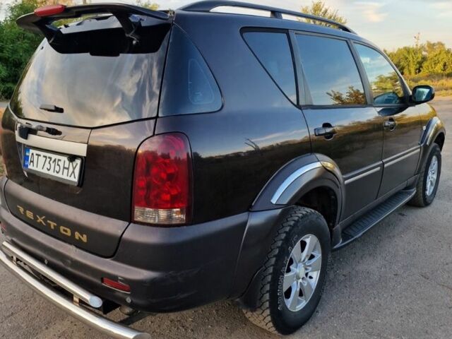 Коричневый Cанг Йонг Рекстон, объемом двигателя 2.7 л и пробегом 3 тыс. км за 7000 $, фото 4 на Automoto.ua