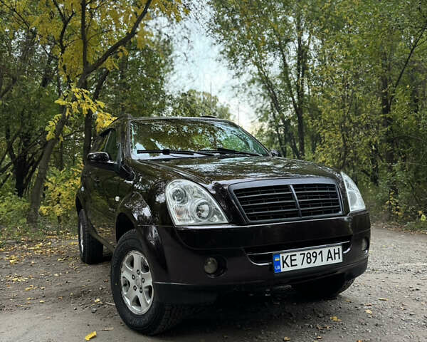 Коричневый Cанг Йонг Рекстон, объемом двигателя 2.7 л и пробегом 240 тыс. км за 6500 $, фото 1 на Automoto.ua