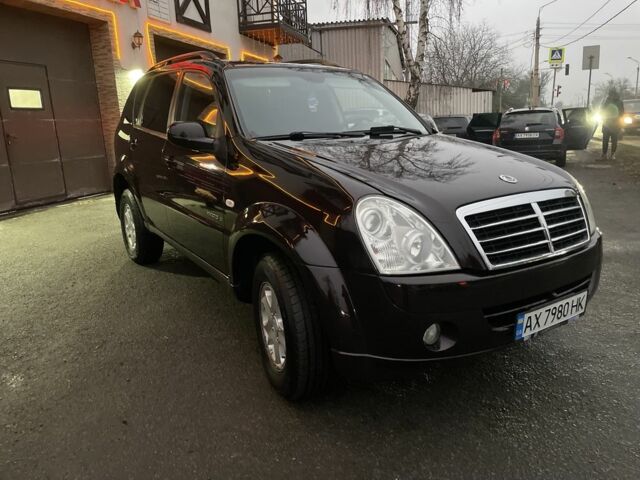 Коричневый Cанг Йонг Рекстон, объемом двигателя 2.7 л и пробегом 300 тыс. км за 6500 $, фото 2 на Automoto.ua