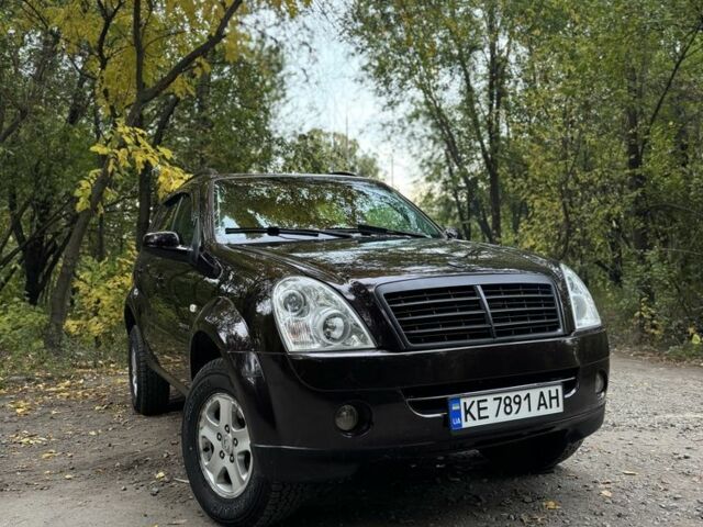 Коричневый Cанг Йонг Рекстон, объемом двигателя 2.7 л и пробегом 240 тыс. км за 6500 $, фото 1 на Automoto.ua