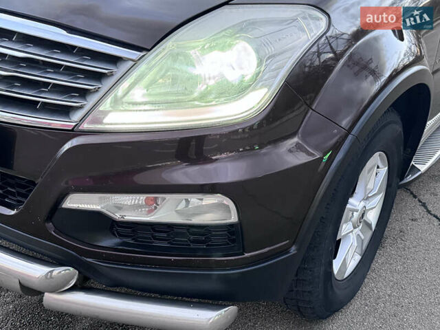 Коричневый Cанг Йонг Рекстон, объемом двигателя 2.7 л и пробегом 242 тыс. км за 12500 $, фото 2 на Automoto.ua