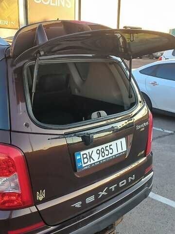 Коричневий Cанг Йонг Rexton, об'ємом двигуна 2.7 л та пробігом 166 тис. км за 12500 $, фото 6 на Automoto.ua