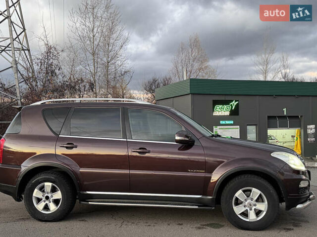 Коричневый Cанг Йонг Рекстон, объемом двигателя 2.7 л и пробегом 242 тыс. км за 11800 $, фото 3 на Automoto.ua