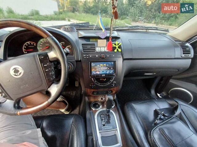 Красный Cанг Йонг Рекстон, объемом двигателя 2.7 л и пробегом 329 тыс. км за 7500 $, фото 6 на Automoto.ua