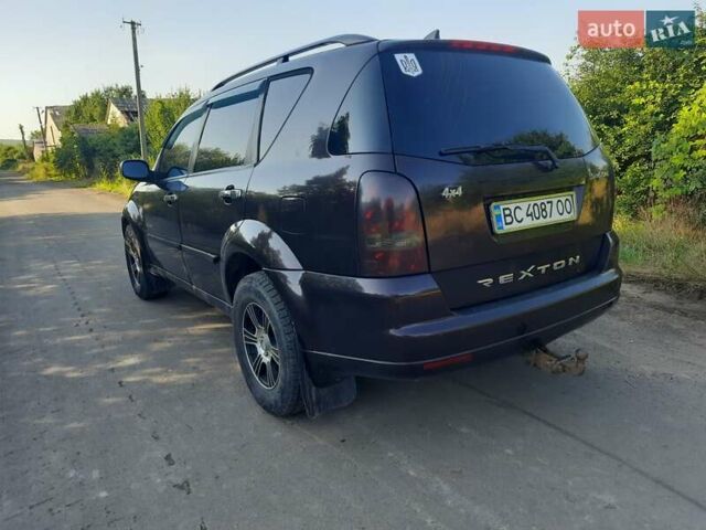 Красный Cанг Йонг Рекстон, объемом двигателя 2.7 л и пробегом 240 тыс. км за 6850 $, фото 3 на Automoto.ua