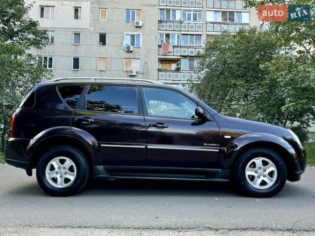 Красный Cанг Йонг Рекстон, объемом двигателя 2.7 л и пробегом 175 тыс. км за 9999 $, фото 2 на Automoto.ua