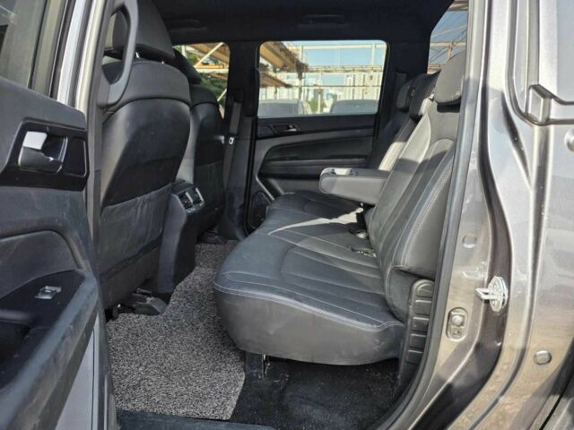 Сірий Cанг Йонг Rexton, об'ємом двигуна 2.2 л та пробігом 120 тис. км за 12007 $, фото 7 на Automoto.ua