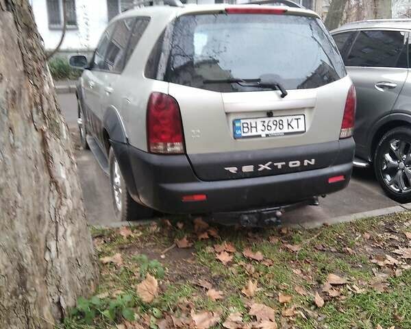 Сірий Cанг Йонг Rexton, об'ємом двигуна 2.9 л та пробігом 275 тис. км за 6200 $, фото 3 на Automoto.ua