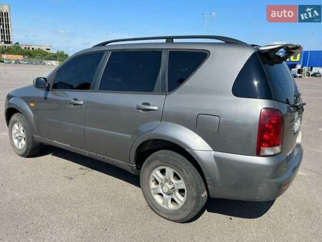 Сірий Cанг Йонг Rexton, об'ємом двигуна 2.87 л та пробігом 357 тис. км за 7000 $, фото 4 на Automoto.ua