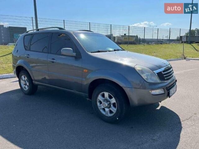 Сірий Cанг Йонг Rexton, об'ємом двигуна 2.87 л та пробігом 357 тис. км за 6950 $, фото 2 на Automoto.ua