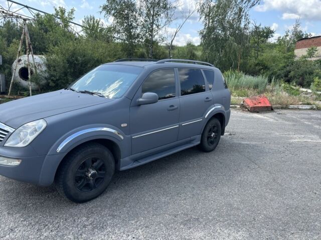 Серый Cанг Йонг Рекстон, объемом двигателя 2.7 л и пробегом 321 тыс. км за 3900 $, фото 2 на Automoto.ua