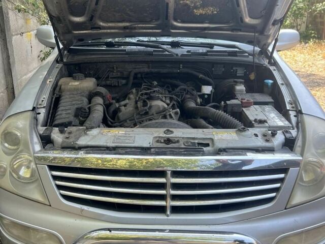 Сірий Cанг Йонг Rexton, об'ємом двигуна 2.7 л та пробігом 254 тис. км за 3500 $, фото 4 на Automoto.ua