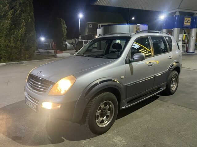 Сірий Cанг Йонг Rexton, об'ємом двигуна 2.7 л та пробігом 288 тис. км за 4299 $, фото 1 на Automoto.ua