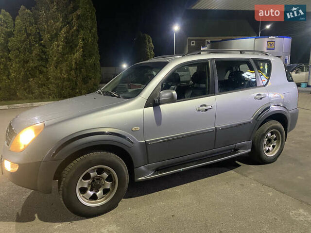 Серый Cанг Йонг Рекстон, объемом двигателя 2.7 л и пробегом 288 тыс. км за 4299 $, фото 2 на Automoto.ua