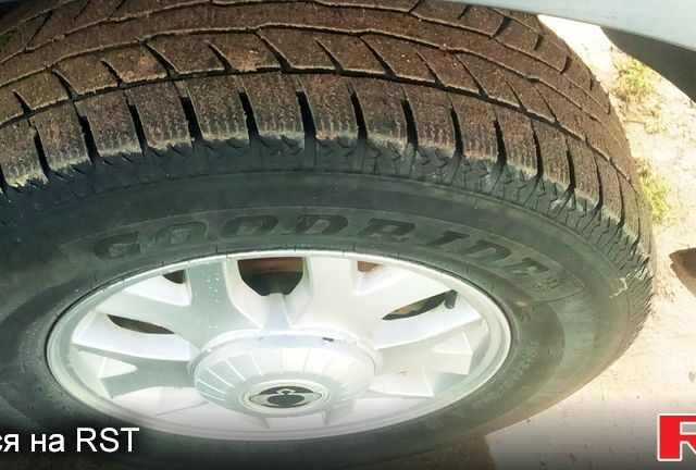 Серый Cанг Йонг Рекстон, объемом двигателя 2.7 л и пробегом 400 тыс. км за 5800 $, фото 3 на Automoto.ua