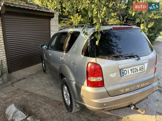 Сірий Cанг Йонг Rexton, об'ємом двигуна 2.7 л та пробігом 200 тис. км за 6500 $, фото 4 на Automoto.ua