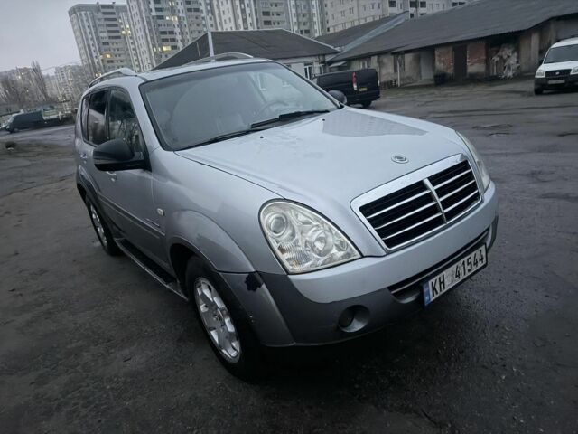 Серый Cанг Йонг Рекстон, объемом двигателя 2 л и пробегом 287 тыс. км за 3500 $, фото 3 на Automoto.ua