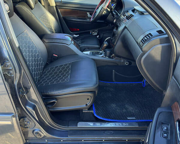Сірий Cанг Йонг Rexton, об'ємом двигуна 2.7 л та пробігом 208 тис. км за 6800 $, фото 23 на Automoto.ua