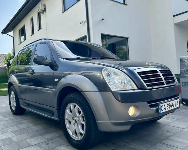 Сірий Cанг Йонг Rexton, об'ємом двигуна 2.7 л та пробігом 298 тис. км за 7500 $, фото 1 на Automoto.ua