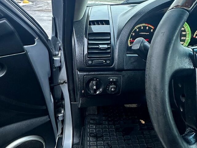 Серый Cанг Йонг Рекстон, объемом двигателя 2.7 л и пробегом 20000 тыс. км за 7800 $, фото 10 на Automoto.ua