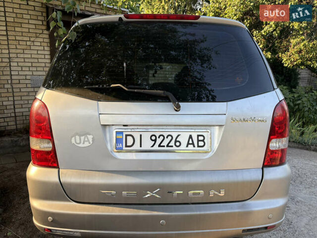 Сірий Cанг Йонг Rexton, об'ємом двигуна 2.7 л та пробігом 200 тис. км за 6500 $, фото 3 на Automoto.ua