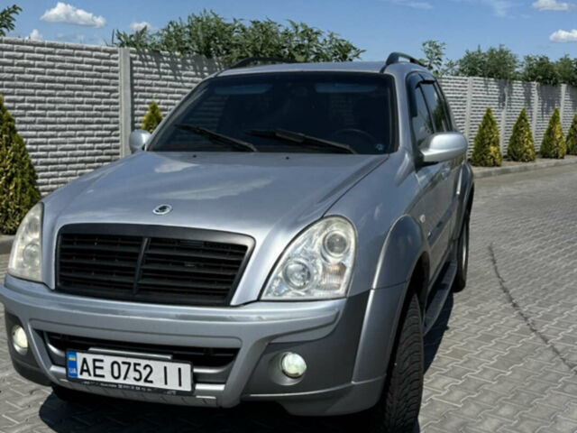 Сірий Cанг Йонг Rexton, об'ємом двигуна 2.7 л та пробігом 186 тис. км за 8200 $, фото 2 на Automoto.ua