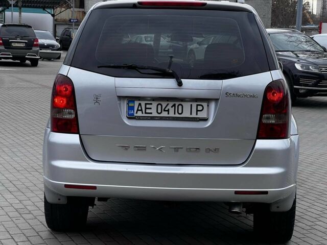 Сірий Cанг Йонг Rexton, об'ємом двигуна 2.7 л та пробігом 207 тис. км за 8000 $, фото 2 на Automoto.ua