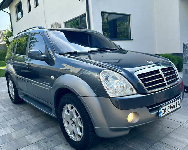 Сірий Cанг Йонг Rexton, об'ємом двигуна 2.7 л та пробігом 298 тис. км за 7500 $, фото 2 на Automoto.ua