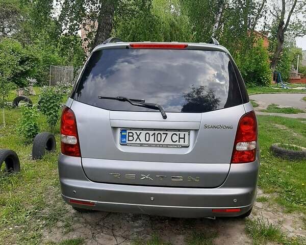 Серый Cанг Йонг Рекстон, объемом двигателя 2.7 л и пробегом 300 тыс. км за 7999 $, фото 3 на Automoto.ua