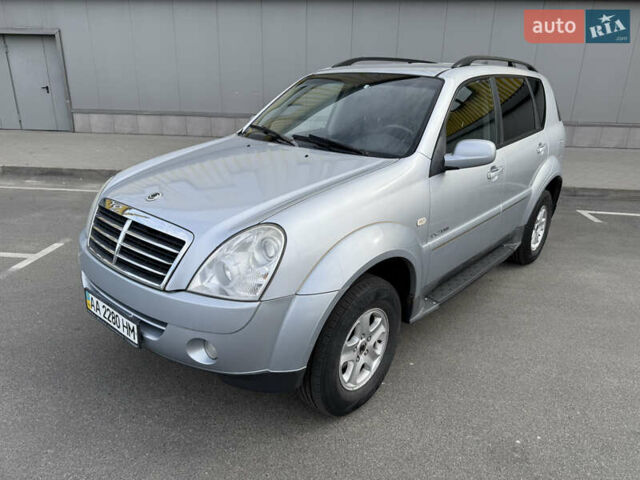 Сірий Cанг Йонг Rexton, об'ємом двигуна 2.7 л та пробігом 200 тис. км за 6700 $, фото 2 на Automoto.ua
