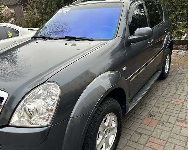 Сірий Cанг Йонг Rexton, об'ємом двигуна 2.7 л та пробігом 195 тис. км за 6999 $, фото 1 на Automoto.ua