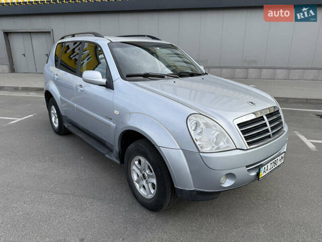 Сірий Cанг Йонг Rexton, об'ємом двигуна 2.7 л та пробігом 200 тис. км за 6950 $, фото 1 на Automoto.ua