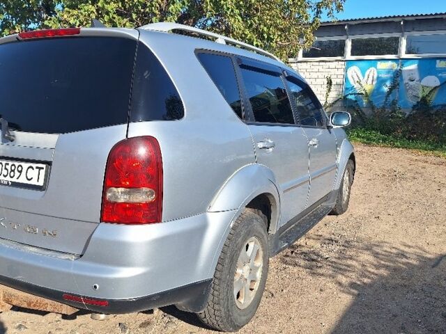 Серый Cанг Йонг Рекстон, объемом двигателя 2.7 л и пробегом 195 тыс. км за 8500 $, фото 2 на Automoto.ua