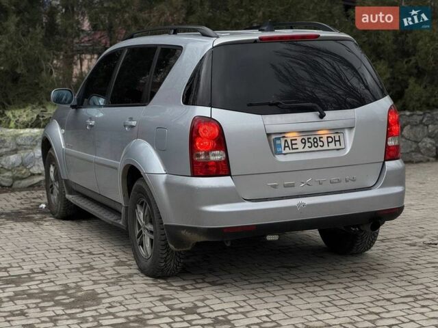 Серый Cанг Йонг Рекстон, объемом двигателя 2.7 л и пробегом 248 тыс. км за 8500 $, фото 5 на Automoto.ua