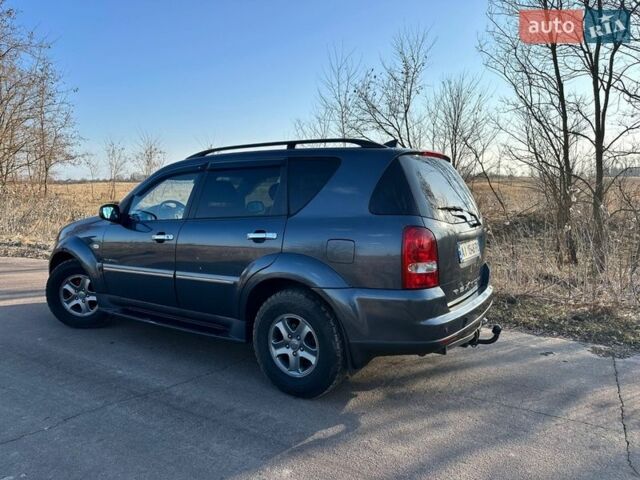 Серый Cанг Йонг Рекстон, объемом двигателя 2.7 л и пробегом 233 тыс. км за 10000 $, фото 4 на Automoto.ua