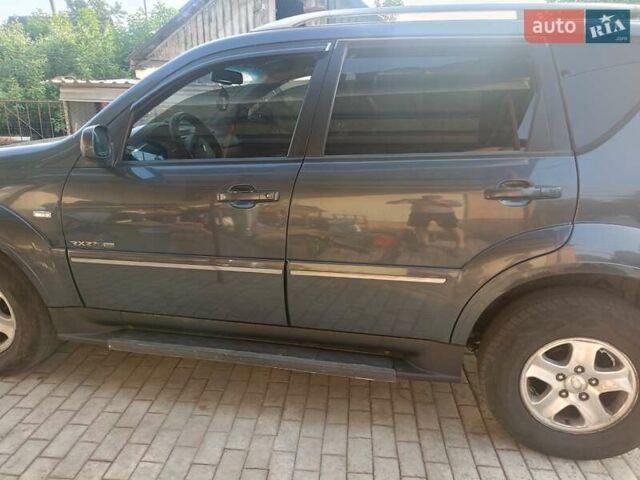 Серый Cанг Йонг Рекстон, объемом двигателя 2.7 л и пробегом 412 тыс. км за 5700 $, фото 2 на Automoto.ua