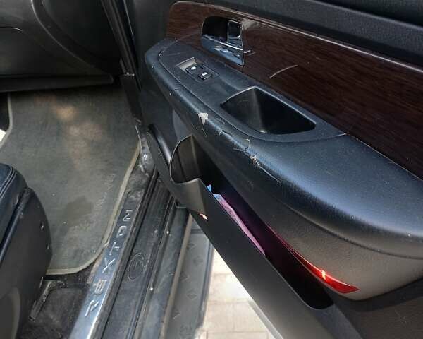 Серый Cанг Йонг Рекстон, объемом двигателя 2.7 л и пробегом 412 тыс. км за 5700 $, фото 3 на Automoto.ua