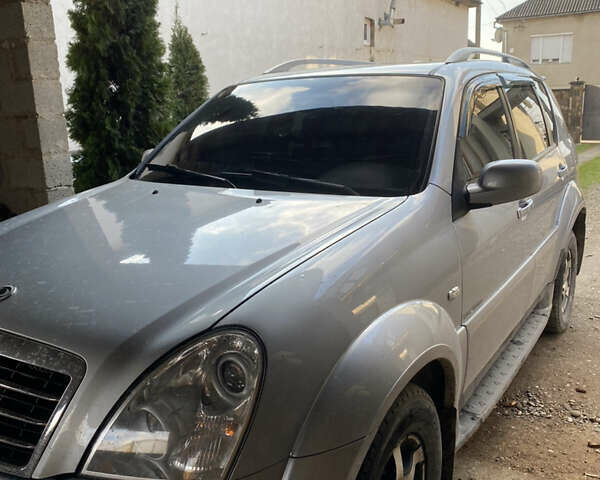 Сірий Cанг Йонг Rexton, об'ємом двигуна 2.7 л та пробігом 210 тис. км за 8900 $, фото 1 на Automoto.ua